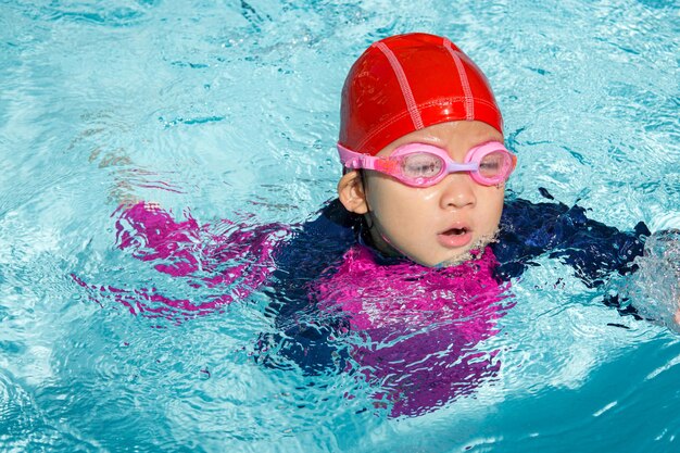 Foto vista ad alta angolazione di una ragazza che nuota in piscina