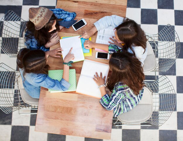 Foto vista ad alto angolo di ragazze che studiano al tavolo