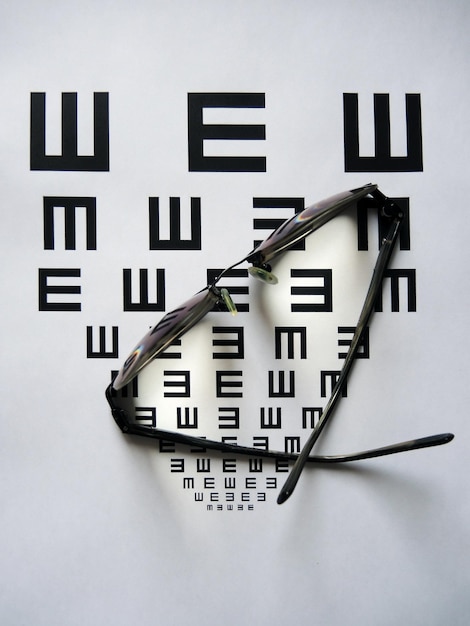 Photo high angle view of glasses and eye test chart