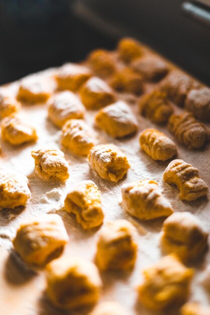 Foto vista ad alto angolo dei gnocchi sul tavolo