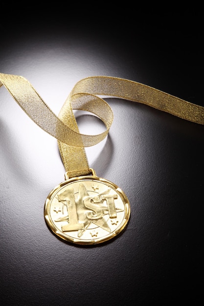 Photo high angle view of gold medal on gray table