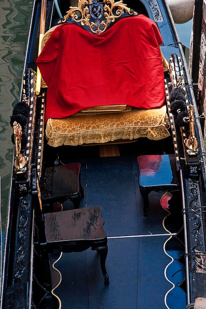 Foto vista ad alto angolo della gondola nel canale