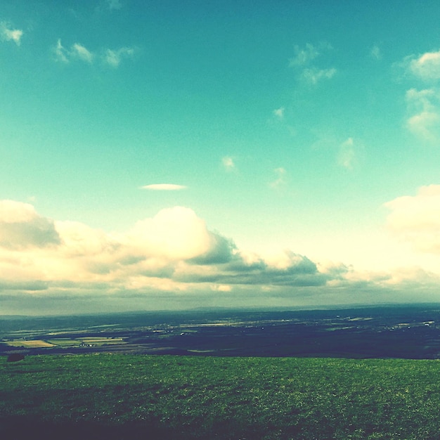 Photo high angle view of grassy landscape against sky