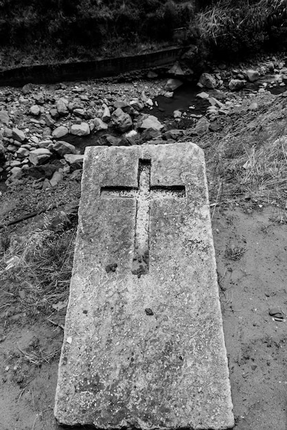 Photo high angle view of grave in cemetery