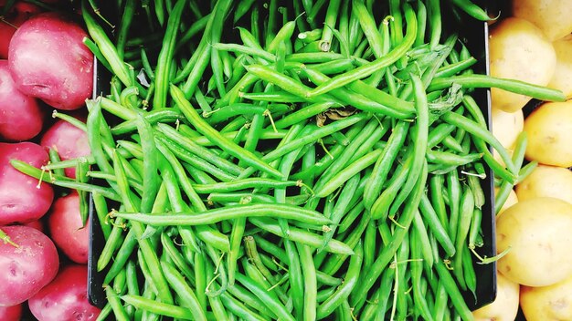 Foto vista ad alto angolo di verdure di fagioli verdi in vendita in un mercato