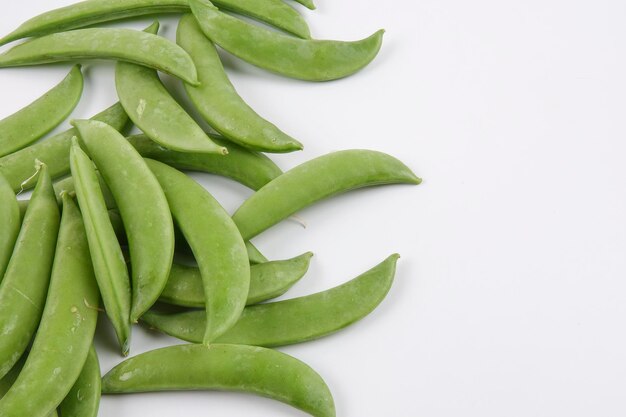 Foto vista ad alto angolo del peperoncino verde contro uno sfondo bianco