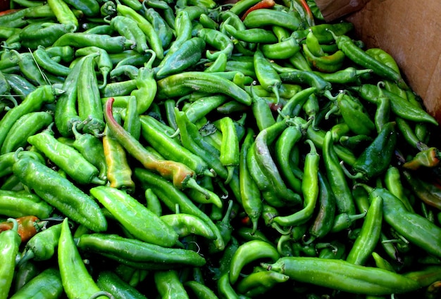 Photo high angle view of green chili peppers for sale at market stall