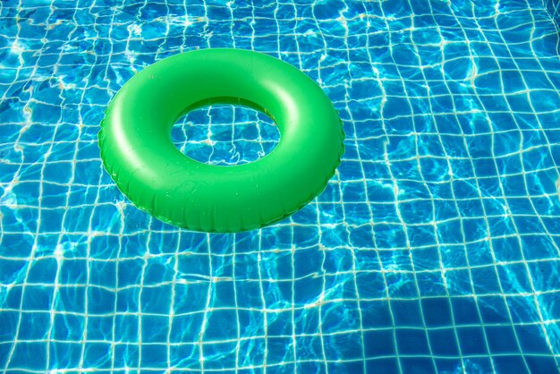 Photo high angle view of green floating on swimming pool