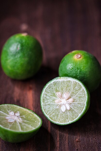 Photo high angle view of green fruits on table