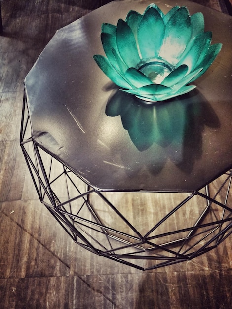 Photo high angle view of green glass bowl on table