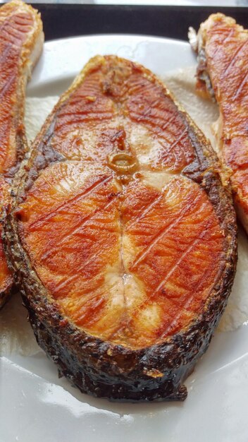 Foto vista ad alto angolo di pesce alla griglia in piatto