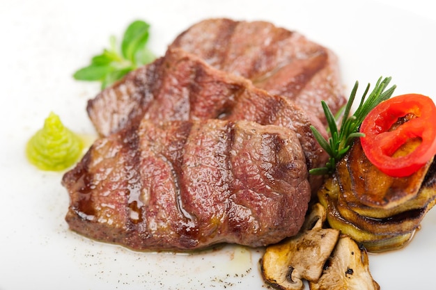 Foto vista ad alto angolo della carne alla griglia in piatto