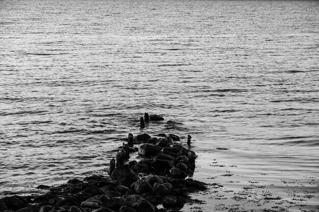 Photo high angle view of groyne in sea