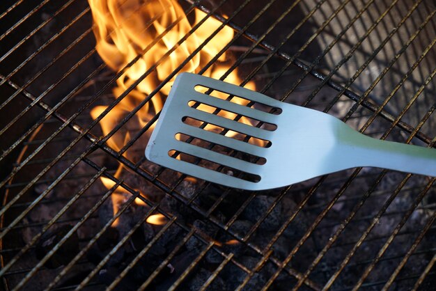 Photo high angle view of guitar on barbecue grill