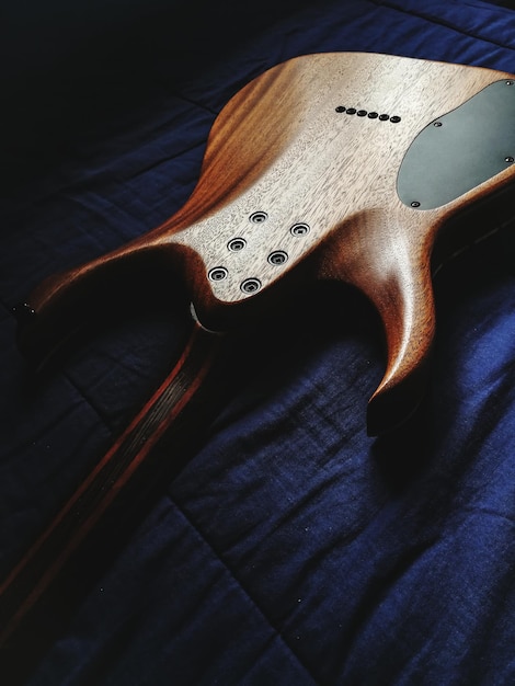 Photo high angle view of guitar on bed