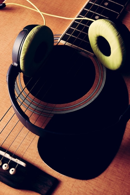 Foto vista ad alto angolo della chitarra sul tavolo