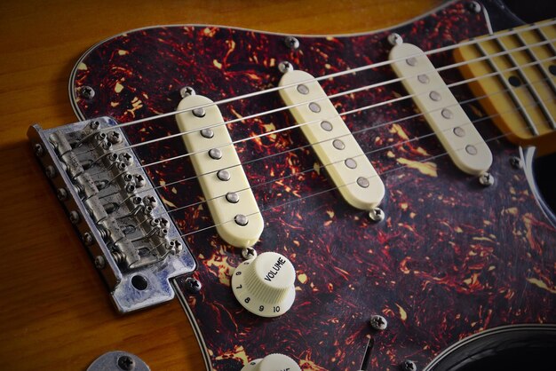 Foto vista ad alta angolazione della chitarra sul tavolo