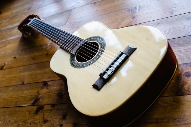 Foto vista ad alto angolo della chitarra sul tavolo