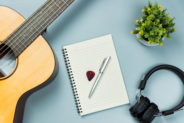 Photo high angle view of guitar on table