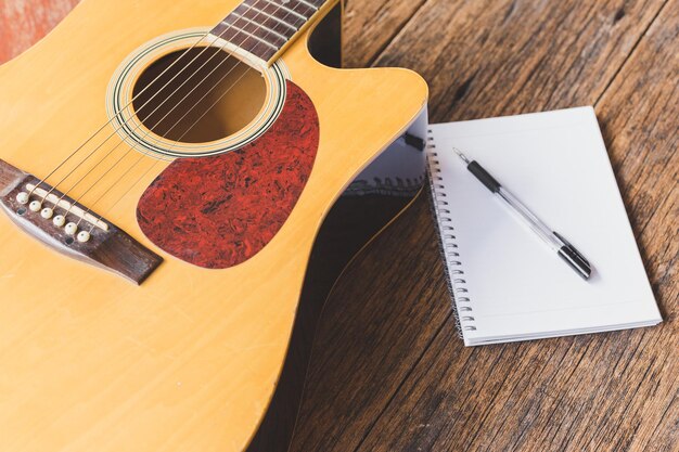 Photo high angle view of guitar on table