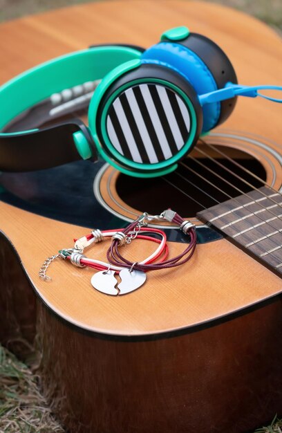 Foto vista ad alto angolo della chitarra sul tavolo