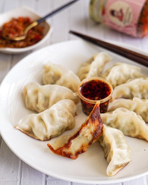 Photo high angle view gyoza dumpling in plate on table