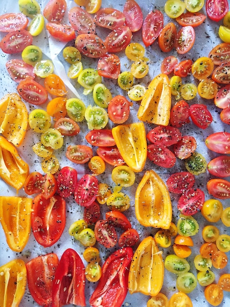 Foto vista ad alto angolo di pomodori e peperoncini tagliati a metà