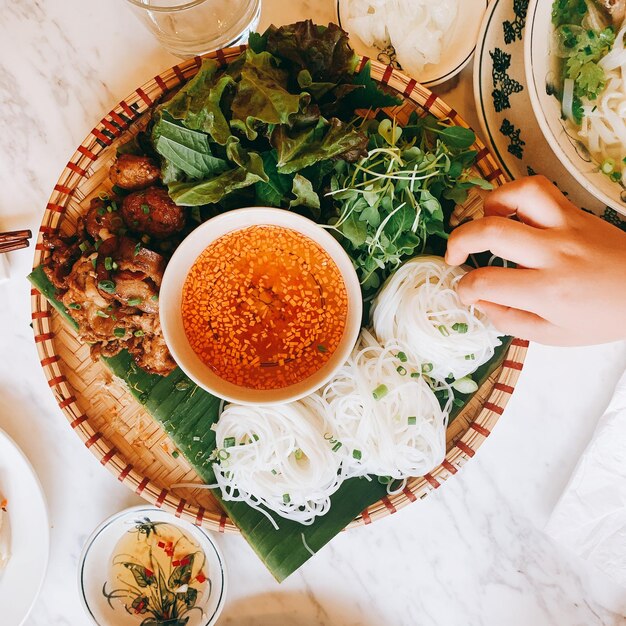 Photo high angle view of hand holding food on table