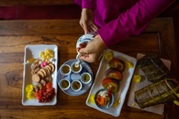 Foto vista ad alto angolo della mano che tiene il cibo sul tavolo