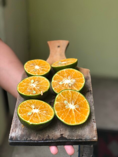 Photo high angle view of hand holding fruit on table