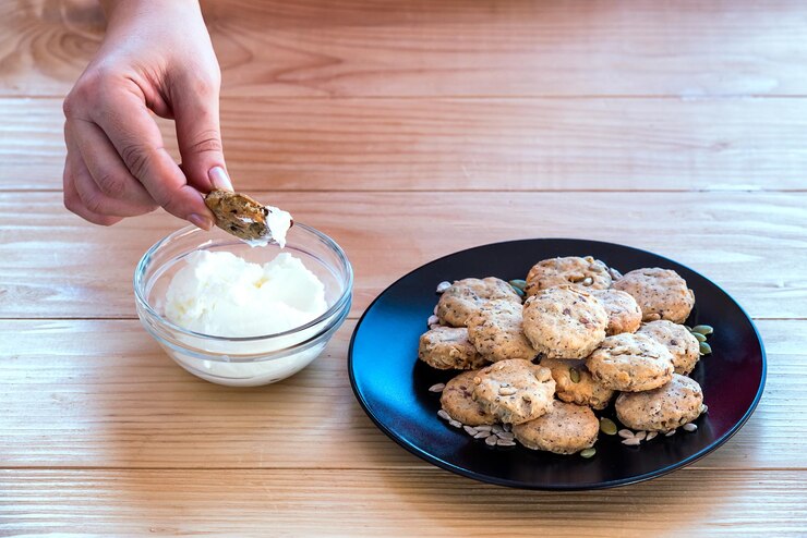 फोटो high angle view of hand holding ice cream on table
