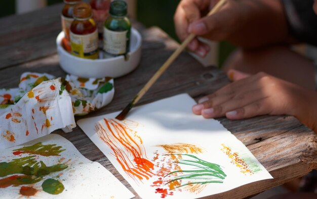 Foto vista ad alto angolo della pittura a mano su carta sul tavolo