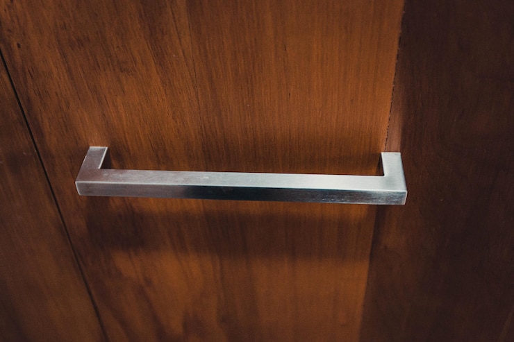 Photo high angle view of handle on wooden door