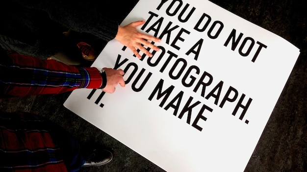 Photo high angle view of hands on sign