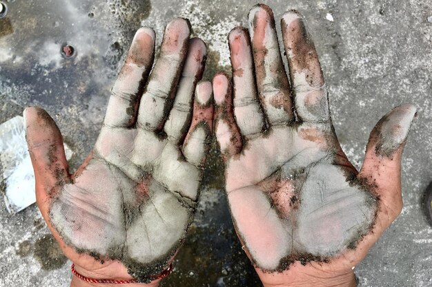 Foto vista ad alto angolo delle mani in acqua