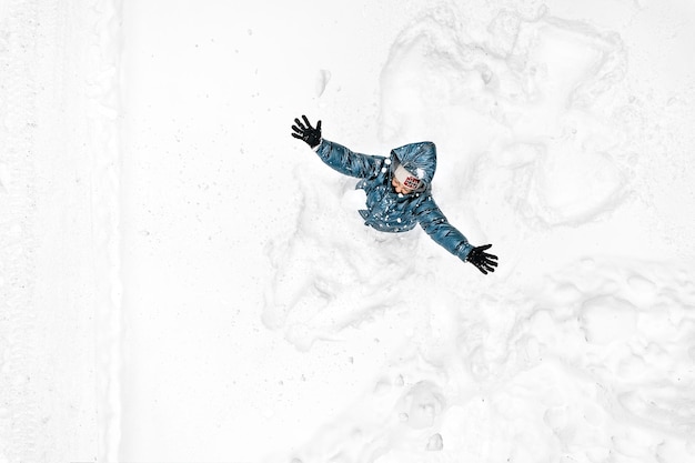 雪の中に立っている幸せな女性の高角度の眺め