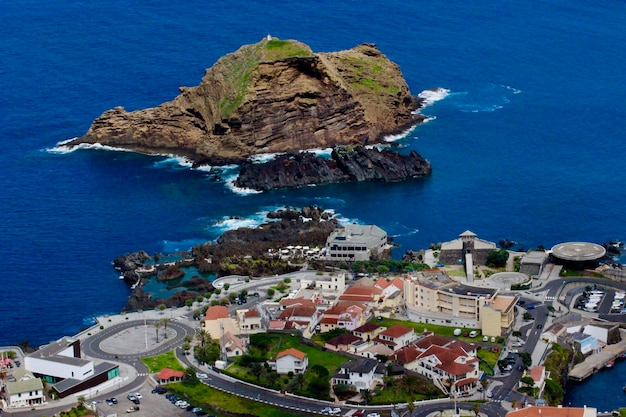 Foto vista ad alta angolazione del porto e della piccola isola