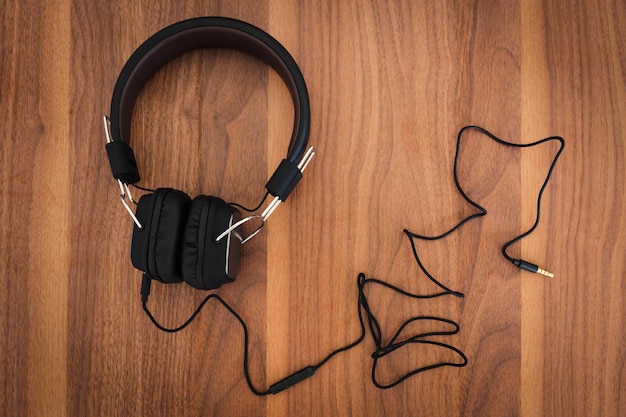 Photo high angle view of headphone on table