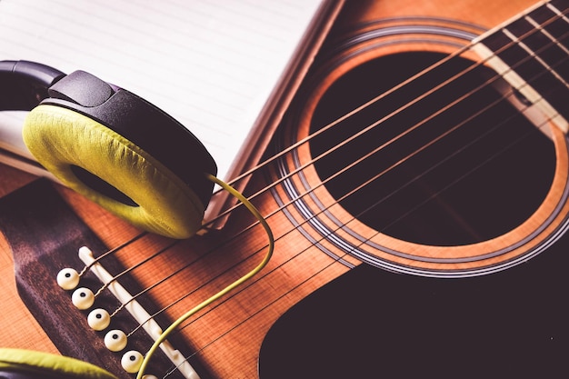 Photo high angle view of headphones on guitar