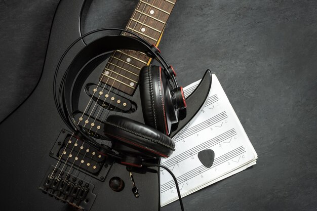 Foto vista ad alto angolo delle cuffie e della chitarra