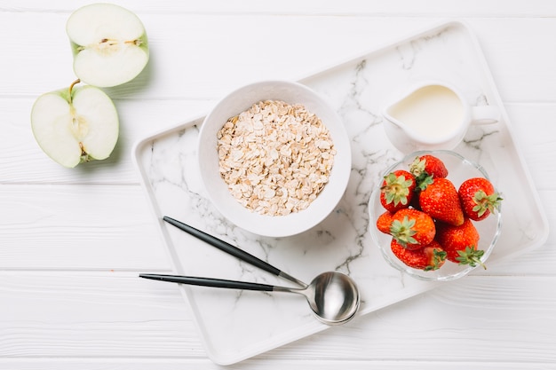 Photo high angle view of healthy morning breakfast on white wooden table