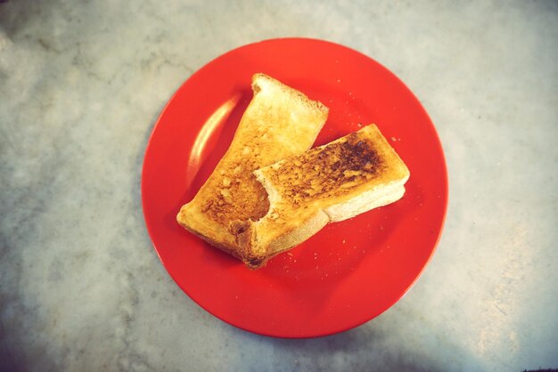 Photo high angle view of heart shape bread on plate