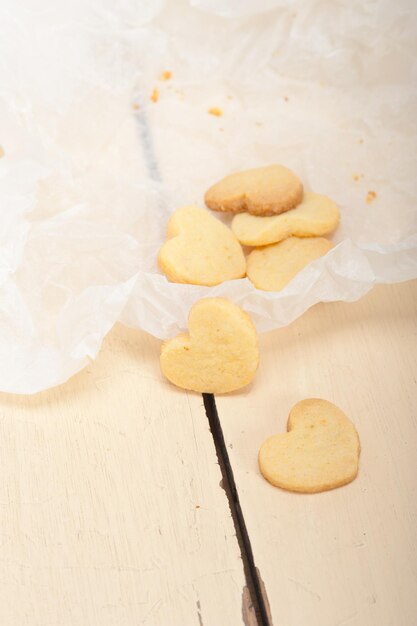 Foto vista ad alto angolo di biscotti a forma di cuore in carta su tavola