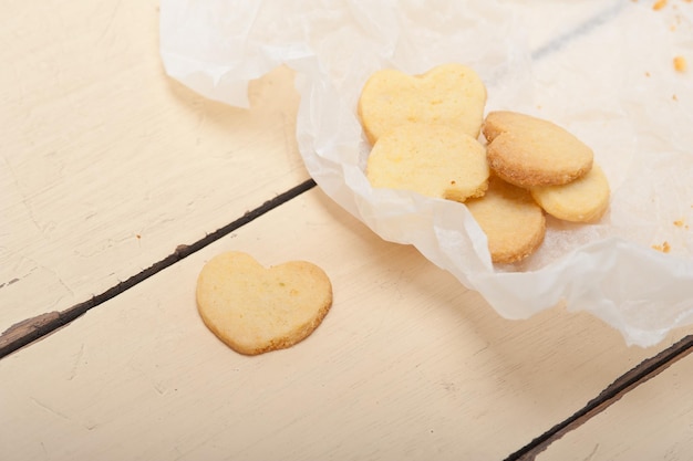 テーブルの上にある紙のハートの形のクッキーを高角度で見る