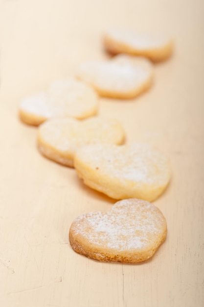 テーブルの上にある心の形のクッキーの高角度のビュー