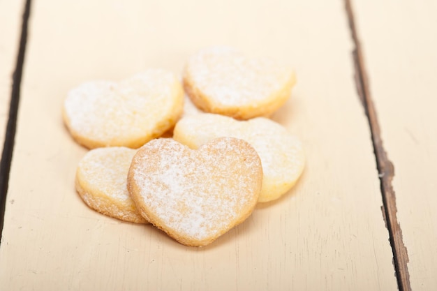 Photo high angle view of heart shape cookies on table