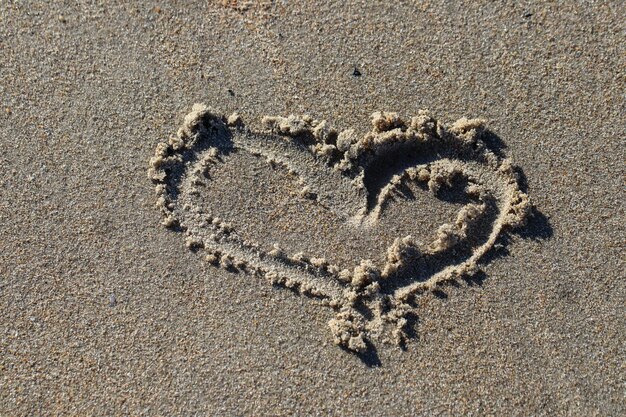 Photo high angle view of heart shape on sand