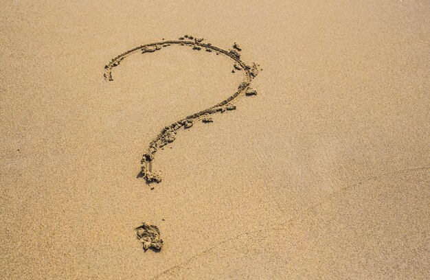 Photo high angle view of heart shape on sand