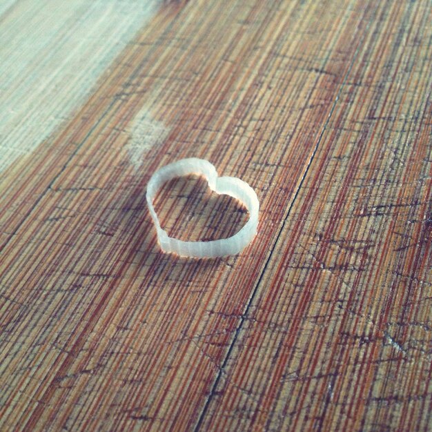 Photo high angle view of heart shape on wooden table