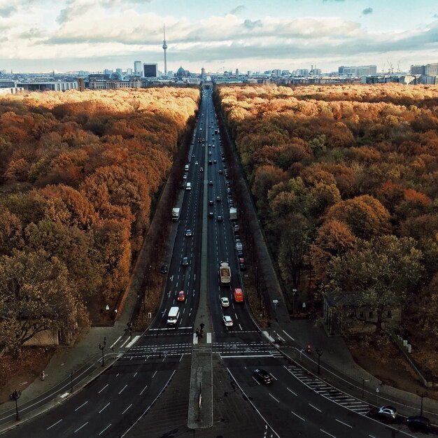 Foto vista ad alta angolazione dell'autostrada contro il cielo